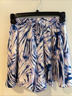 OLIVACEOUS SKORT
NEW WITH TAGS